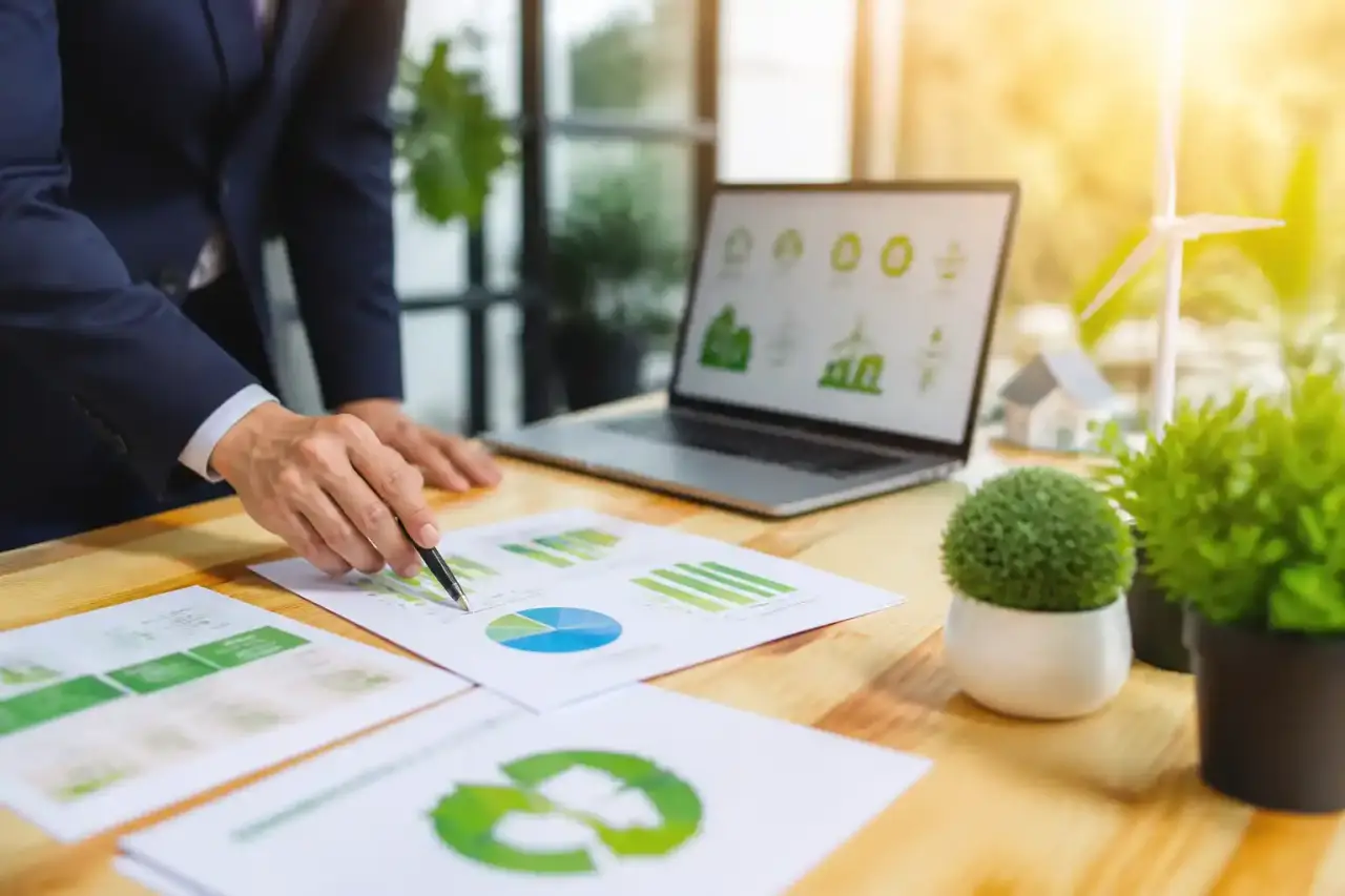 Équipe dirigeante analysant des indicateurs RSE et financiers dans un bureau lumineux